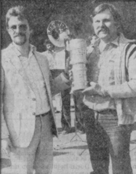 Norbert Fetzer und Erich Gottwald mit dem Pokal